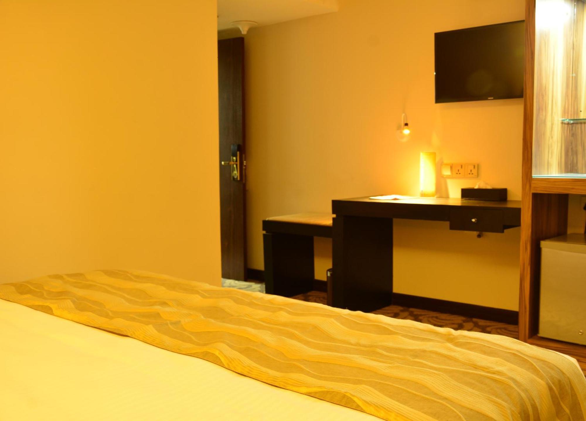 Pearl City Hotel Colombo Room photo